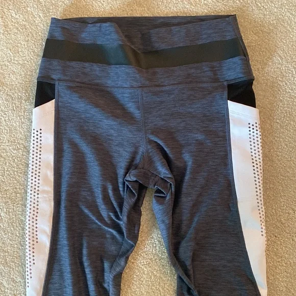 VS pink brand size medium ultimate leggings Excellent condition - Picture 2 of 10